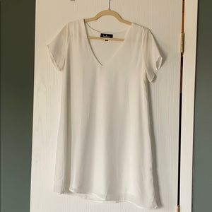 Lulu’s White V-neck Short Sleeve Shift Dress